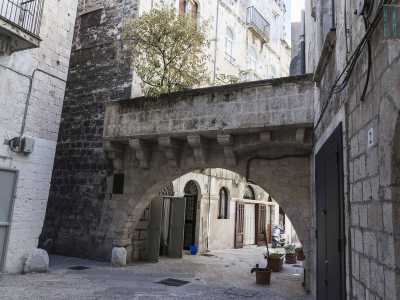 Deviamo adesso per andare ad ammirare in via Zonnelli il celebre Arco delle Meraviglie, il cui nome suggestivo rimanda a un aneddoto che lo dice comparso per magia, nottetempo, per unire due amanti sfortunati che abitavano nei palazzi adiacenti